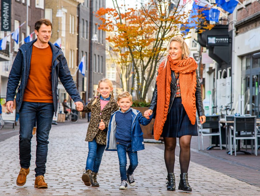 Winkelen gezin binnenstad Roermond