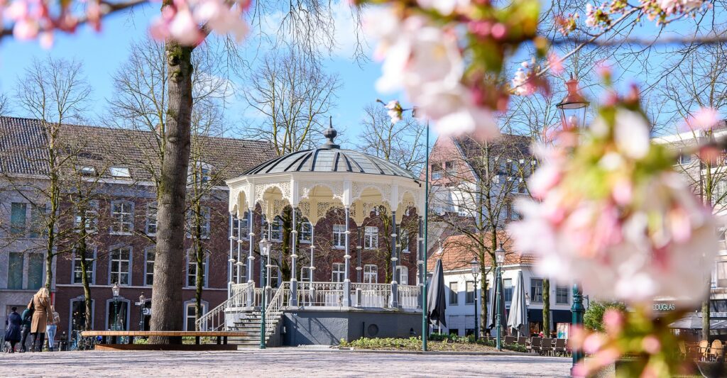 Munsterplein Roermond lente